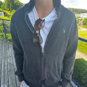 Gant Zip - Skönt material och från gant!🙌🏼 Strl M men passar bäst till S! Felfri