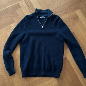 Pärlstickad halv zip  - En pärlstickad halv zip från zara som är mörkblå och är i storlek M