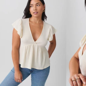 Frill topp  - Topp från Gina som knappt är använd! Strl xs!💕💕