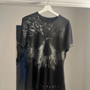 Philipp Plein T-shirt - Philipp Plein t shirt i storlek L. Bra skick