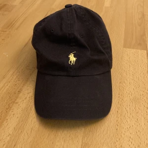 Navy blue polo keps - Fett kepa för ett schyst pris!🔥 Den har inga defekter men är lite smutsig som då gör att pengar dras av!😁 iallafall priset går att diskuteras och vid minsta fundering så är det bara att fråga!😁🙋‍♀️🙋‍♂️