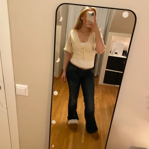 Vit stickad kofta - Vit stickad kofta/ bolero från zara i jättebra skick.💘