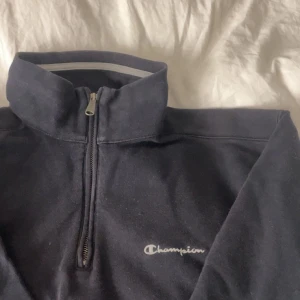 Champion tröja - Säljer denna snygga mörkblå champion tröjan då den inte kommer till andvändning, bara att dm:a vid frågor eller funderingar!!💞pris går att diskutera!!
