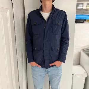 East & West jacka - Säljer denna (field)jacka från East & West. Skick: 9/10. Storleken är M men passar även L. Skriv om det finns frågor 🗣️✌️ 