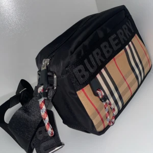 Burberry Axel väska - Jätte fin sommrig väska märke av burberry finns lite mer tillbehör som pris lap och kvitto 