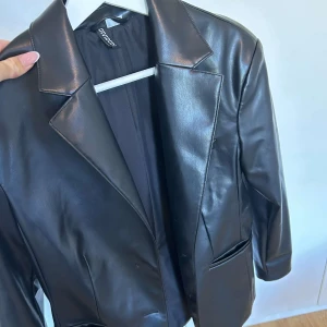 Skinn kavaj.  - Helt ny skinn kavaj från H&M i storlek XS men skulle passa en S med. 