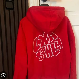 LXA hoodie - Röd LXA hoodie köpt här på plick, den passade tyvärr inte mig så jag säljer den vidare. Skicket är som nytt. 
