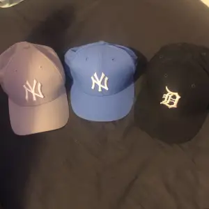 3 stycken NEW ERA kepsar 100 kr styck.     den svarta är andvänd cirka 5 ggr, dom andra är nya