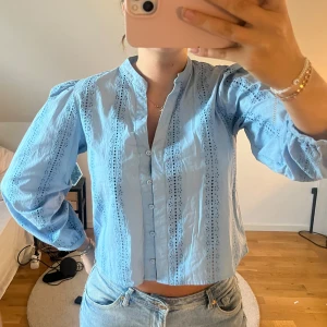 Blå zara blus - Superfin blå zarablus. Köpt i början av sommaren men aldrig använd så helt i nyskick! skriv för fler bilder!💘