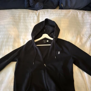 Ralph lauren zip hoodie - Säljer en Ralph Lauren zip hoodie som är äckta och köpt på zalando. Kvitto finns. Den är i storlek M och i väldigt fint skick. Hör av dig vid frågor. Mvh Viggo