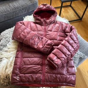 Dunjacka - Mycket fin dunjacka, vändbar.  Djur och rökfritt hem 