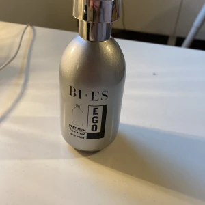 BI-ES Ego Platinum for Man Eau de Toilette - Säljer en stilren och maskulin Eau de Toilette från BI-ES, Ego Platinum for Man. Flaskan är i en snygg silverfärg med en modern design. Perfekt för den som vill ha en fräsch och elegant doft. Flaskan innehåller 100 ml.