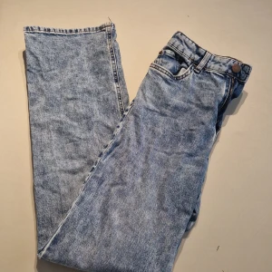 Wide jeans - Säljer dessa blå jeans från lindex i stl 152. Jättebra skick, har använts ganska många gånger. Säljer pågrund av att de är för korta för mig. De är mid waist enligt mig. Alla mina plagg tvättas innan de skickas <33
