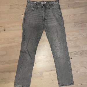 Ett par riktigt snygga jeans från Jack & Jones i storleken 28/32. Modellen Chris, Relaxed passform. Fint använt skick. Ordinarie pris 600kr.