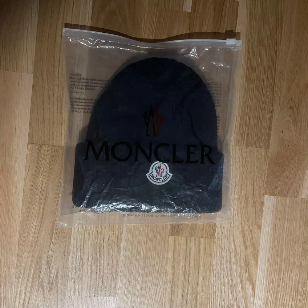 Svart moncler mössa. Perfekt för vinter tid och i nytt skick. Fraktar och pris kan diskuteras vid snabb affär . Accessoarer.