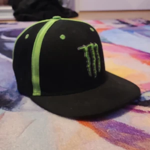 Monster energy keps - Schysst monster energy keps i bra skicka riktigt snygg men säljer då den inte passar mig så den får göra någon annan lycka