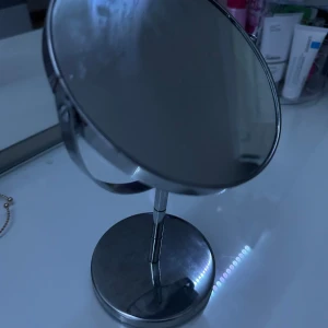 silver sminspegel  - silver sminkspegel med en liten spricka vid sidan. Ena sidan är vanlig och andra är 3x inzomad tror jag. Säljer pga att jag vill köpa en likadan i guld. Skriv vid intresse🫶🏼