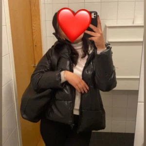 Glansig vinterjacka  - Glansig vinterjacka från zara. Använd men har inga defekter alls. Nypris 1000 kr. 💕