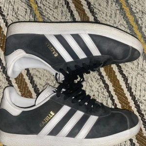 Adidas Gazelle - I jättebra skick, inga märkbara skavanker  Behöver en tvätt  450🥰  Stl 39