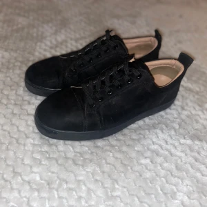 Louboutin  - Den är bra har inga skador bara lite svartare de nere på sulan. Nyttpris 1500 mitt pris 600 