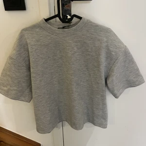 Tröja från Zara - Jätte fin T-shirt i ett tjockt material! Sååå användbar och aldrig använd, prislapp kvar, så inga defekter!! Säljer då den inte kommer till användning