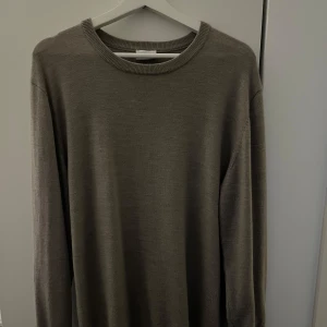 Crewneck - En väldigt nice John Henric crewneck i materialet merinoull. Den är i jättebraskick, ungefär nyskick. Är i storlek L och passar någon som är 180-190. 