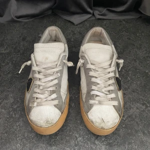 Philippe Model skor - Säljer nu dessa feta Philippe Model skor || de är använda men har fof mycket kvar att ge || inga hål eller liknande i sula || skick 6/10 || hör av dig vid frågor eller funderingar! || mvh ||