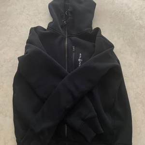 Säljer min Sail racing hoodie  - Den är i bra skick. hör av er för fler frågor 