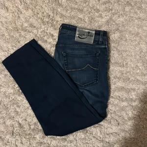 Jacob cohen jeans - Säljer dessa feta Jacob cohen jeans storlek är 34 . Riktigt fet tvätt på jeansen Skriv för mer bilder eller angående pris 