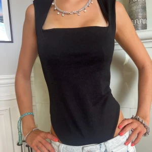 svart body - svart fyrkantigt urringad body som är lite insydd i midjan(se 3dje bilden), man kan också sprätta upp enkelt! bra skick kom priv för frågor