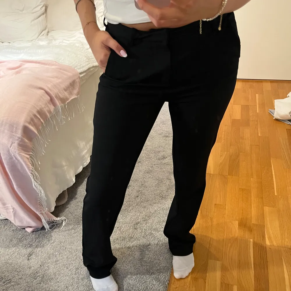 Säljer dessa långa svarta kostymbyxor, innerbenslängd 85 cm 🖤🖤. Jeans & Byxor.