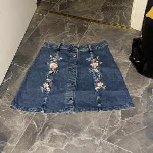 Jeanskjol - Snygg jeanskjol med knappar och trendigt sommar mönster, använd 1-2 gånger 🌸