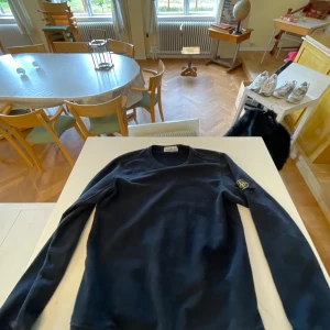 Stone island tröja crewneck - Säljer min mörk blåa stone island tröja i skick 8/10 