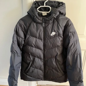 Nikejacka - Dunjacka från Nike utan några anmärkningar. Funkar både till kille och tjej. Junior 158-170 (xl) 1100 kr i nypris. Använd sparsamt. 