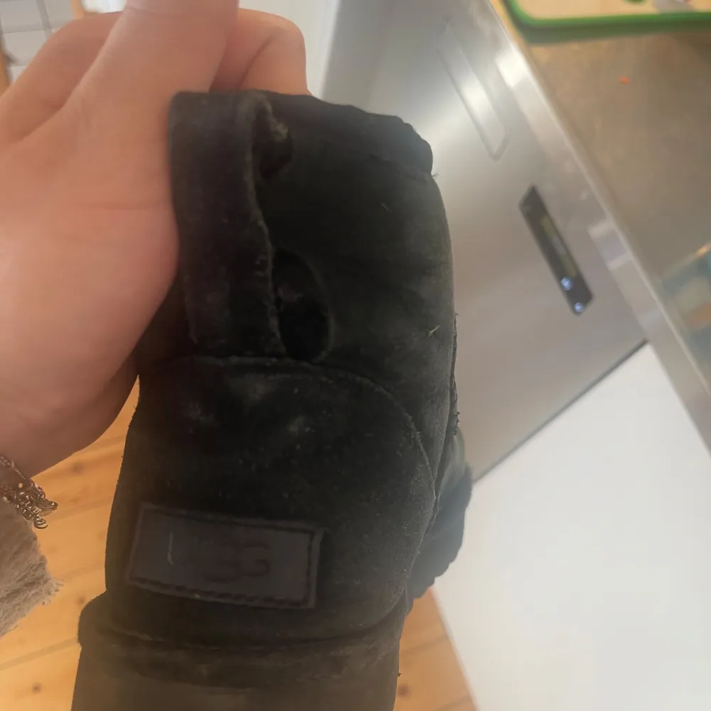 Uggs, i relativt bra skick men samtidigt inte super skick därav pris, de har ett litet hål i skaftet som jag själv inte märkt av förens några dagar sen  men därför drar jag ner priset ännu mer❤️. Skor.