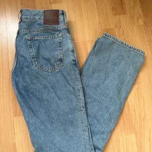 Lågmidjade jeans med raka ben - Lågmidjade jeans i en rakmodell från bik bok i en blå tvätt, storlek 25-32 Endast använda ett fåtal gånger☺️