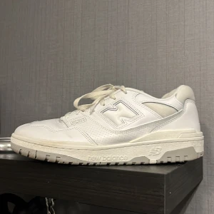 New Balance 550 - Riktigt snygga New Balance 550. Skick 10/10 då de är noll defekter. Kontakta för fler frågor