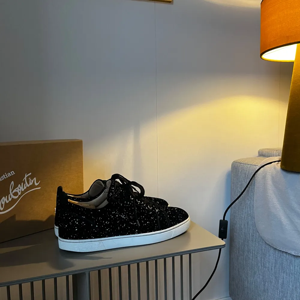 Tjena säljer ett par louboutins louis junior orlato flat i storlek 45 men passar 44. Dustbags extra laces och box följer med. Inga skador eller sådant. Hör av er vid fler frågor.. Skor.