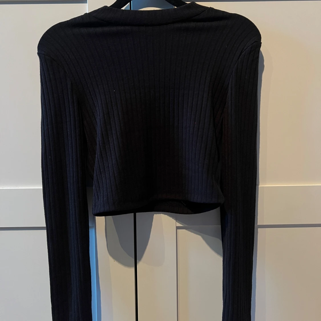 Svart ribbad croppad topp