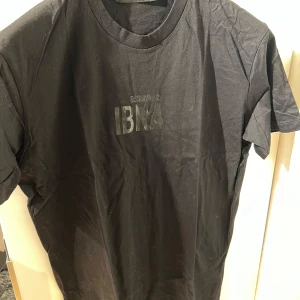 Dsquared2 T-shirt - Säljer en unik kollektion mellan Zlatan Ibrahimovic och Dsquared2. En enkel och superfin T-shirt, med en glansigt tryck i mitten på bröstet. Storleken är M. Skick på tröjan är 9/10. 