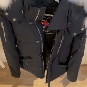 Mose knuckles jacka - Mose knuckles vinterjacka, storlek medium, i använt skit därav priset. Hör av er vid fler bilder! Pris går att diskutera 