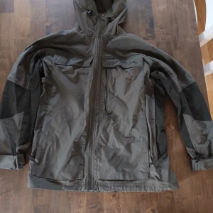 Lundhags MS authentic jacket - Näst in till oanvänd lundhags jacka Väldigt bra för naturen/ friluftsliv. Inga hål eller defekter på jackan, nyskick. Pris är ej hugget i sten och kan gå ner rejölt vid snabb affär
