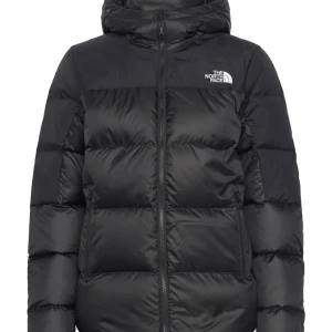 north face jacka  - north face jacka i storlek s som är använd mycket, två små hål (en är brevid dragkedjan och andra på baksidan av armen) kan tänka mig att gå ner i pris. nypris 3100.