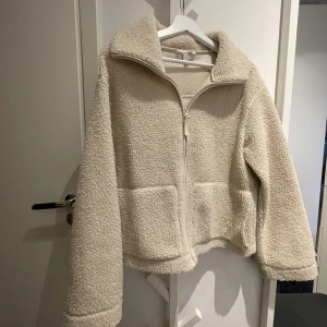 Hm jacka  - Säljer denna populära jackan ifrån hm! Den är i fint skick oxh har inga defekter. Storlek L men passar mig som har M 💕