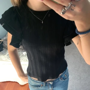 Gullig topp från Gina - Säljer denna fina topp från Gina young. Den är i fint skick och inte använd så många gånger.