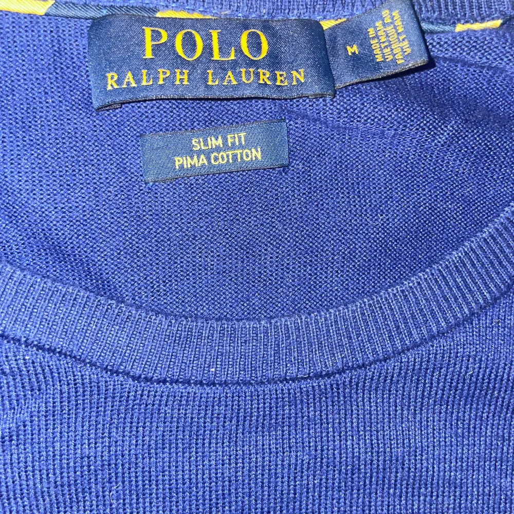 Fet mörkblå ralph lauren tröja med gul logga. Storleken är M men sitter som S. Skick 9/10 knappt använd. Skriv vid funderingar!. Tröjor & Koftor.