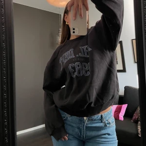 Sweatshirt - Sweatshirt med tryck från Gina. 