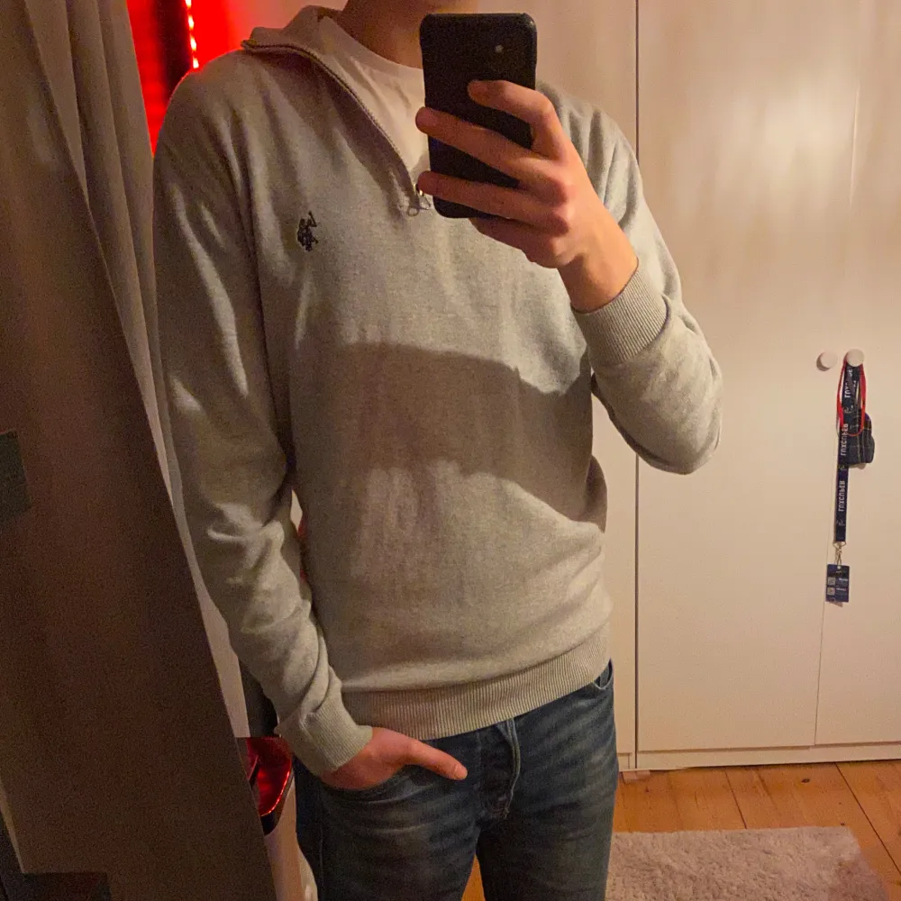 Säljer denna polo assn tröja då den inte kommer till någon användning. För folk som inte vet så är märket polo assn en annan variant på Ralph lauren det är inte samma märke. Finns  mer i min profil ifall man vill ha ett paket pris DM för frågor💯🔥👍. Tröjor & Koftor.