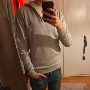 Ralph lauren half zip - Säljer denna polo assn tröja då den inte kommer till någon användning. För folk som inte vet så är märket polo assn en annan variant på Ralph lauren det är inte samma märke. Finns  mer i min profil ifall man vill ha ett paket pris DM för frågor💯🔥👍