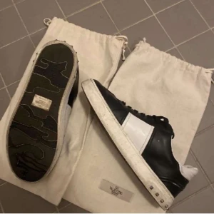 Valentino skor - Säljer nu dessa feta valentinos skorna i storleken 41! Dustbag kommer med skick 8/10 använda några gånger  Skriv gärna vid funderingar!